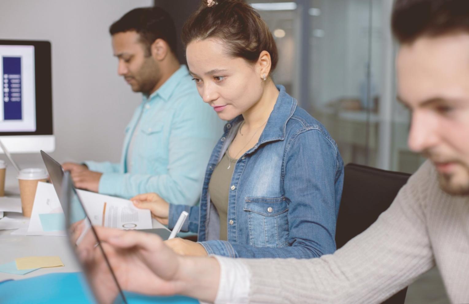 Einzelgespräch in ruhiger Atmosphäre zwischen Mentor und Teilnehmer