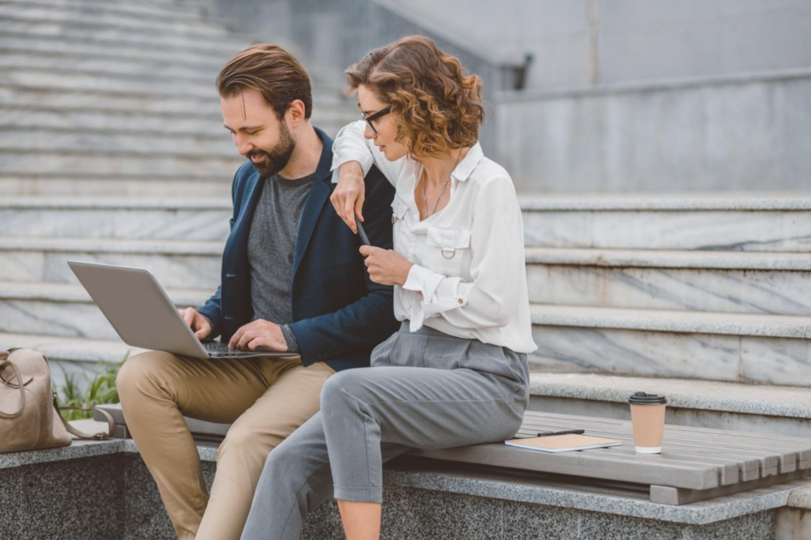 Gruppe beim gemeinsamen Meditieren in ruhiger Atmosphäre