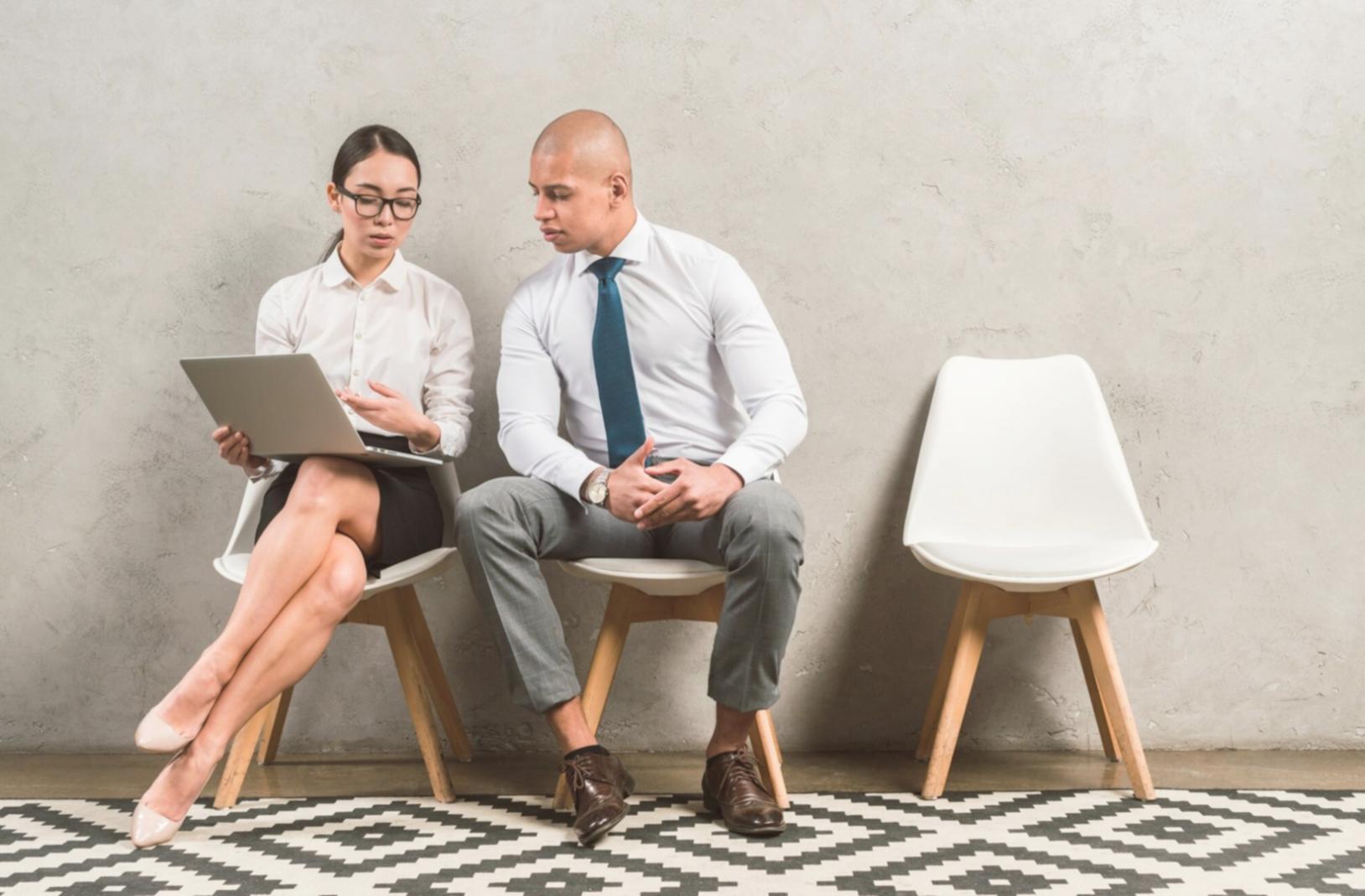 Friedliche Meditationsumgebung mit sanftem Licht