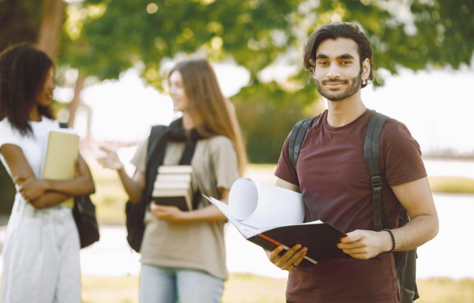 Stille Gebetsecke mit Bibel und Kerze