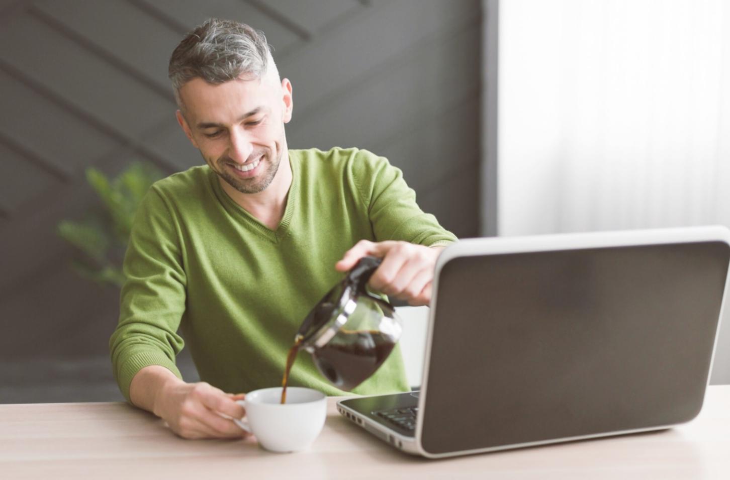 Offene Bibel in ruhiger Atmosphäre